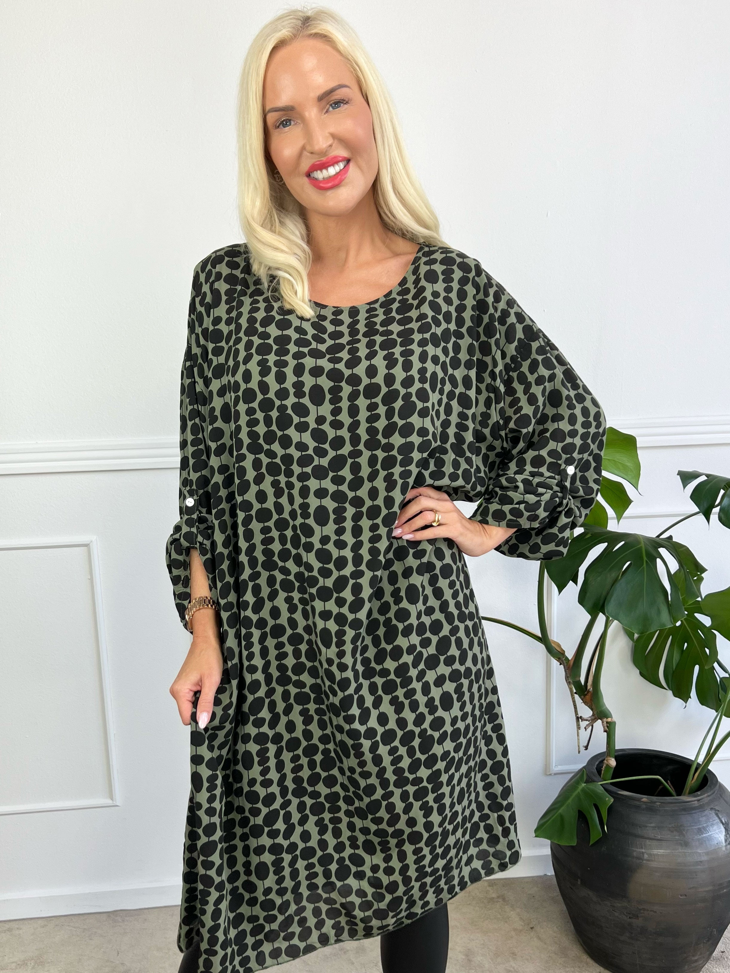 Dido - Söt ljus tunikaklänning i viskos med prickar